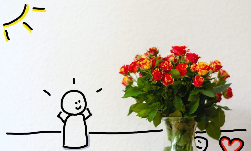 Sketchnote: das Bild zeigt echte rotgelbe Rosen in einer Vase auf der rechten Seite; links davon befindet sich eine UVO-Person, die sich über den Blumenstrauß freut. in der linken oberen Ecke befindet sich eine Sonne. rechts von der Vase schaut eine weitere Figur verliebt auf die Blumen. 